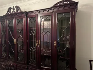 Mueble de madera con detalles dorados