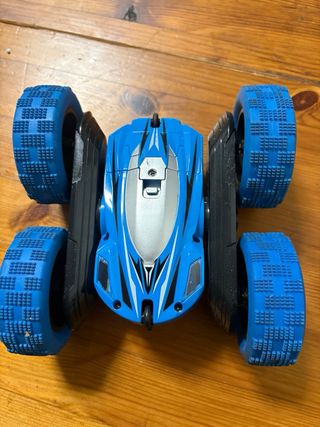 Coche teledirigido azul y mando