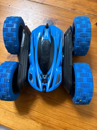 Coche teledirigido azul y mando