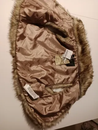 Chaleco de pelo marrón y multicolor