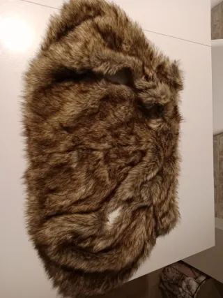 Chaleco de pelo marrón y multicolor