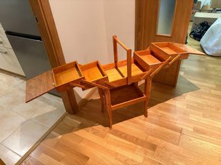 Costurero de pie antiguo de madera