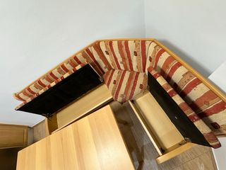 Conjunto mesa banco y 2 sillas.