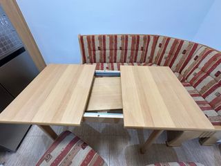 Conjunto mesa banco y 2 sillas.