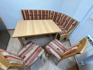 Conjunto mesa banco y 2 sillas.