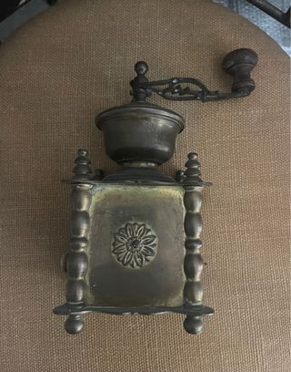 Molinillo de Cafe Antiguo en Latón