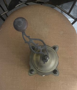 Molinillo de Cafe Antiguo en Latón