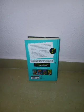 365 cuentos de aventuras/Resuelve el misterio!