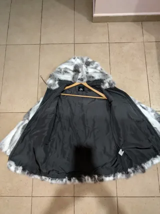 Abrigo de piel con capucha 100%