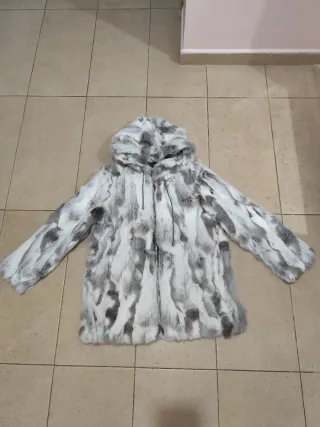 Abrigo de piel con capucha 100%