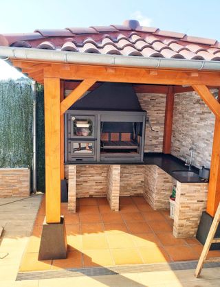 Barbacoa de obra con leñero chimeneas