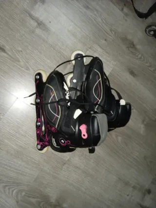 Patines en línea mujer negros con detalles rosas