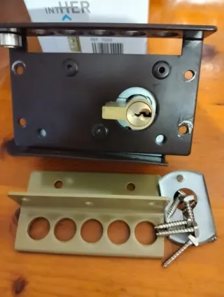 Cerradura de seguridad con bombín y tornillos