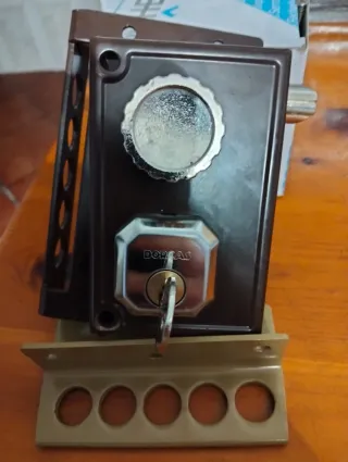 Cerradura de seguridad con bombín y tornillos