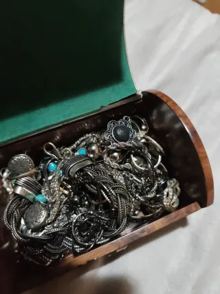 Cofre de joyas plateadas