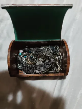 Cofre de joyas plateadas