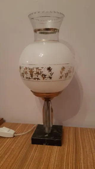 Lámpara de mesa antigua estilo quinqué