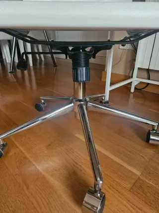 Silla de oficina Eames polipiel blanca