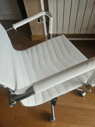 Silla de oficina Eames polipiel blanca