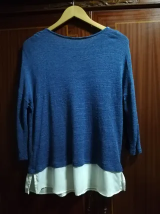 Jersey de mujer azul con capa blanca