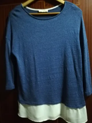 Jersey de mujer azul con capa blanca