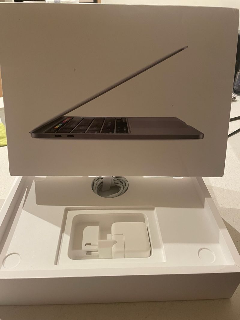 MacBook Pro 13” M2 2022 16GB RAM 512GB SSD Plata