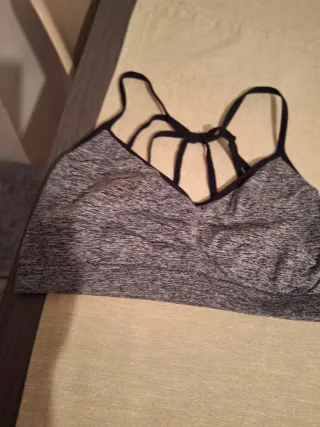 Top deportivo gris y negro