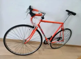 Bicicleta de carretera BH naranja