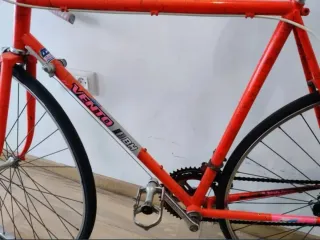 Bicicleta de carretera BH naranja