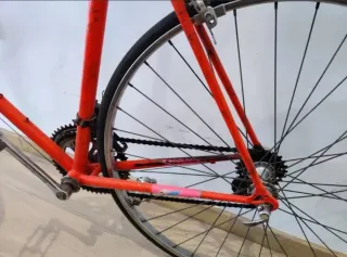 Bicicleta de carretera BH naranja