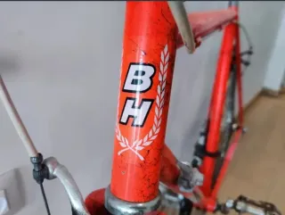 Bicicleta de carretera BH naranja