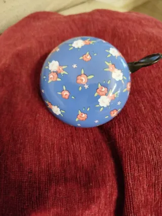 Timbre para bicicleta floral azul Marca Crivit.