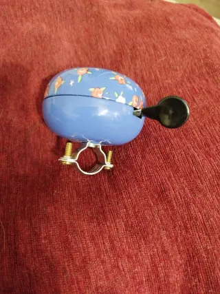 Timbre para bicicleta floral azul Marca Crivit.