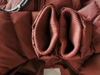 Abrigo acolchado Tommy Jeans rosa con capucha