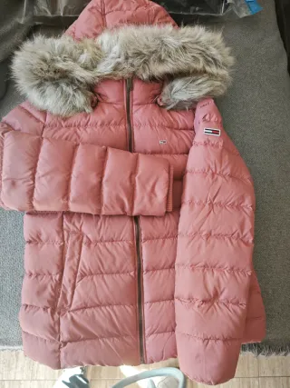 Abrigo acolchado Tommy Jeans rosa con capucha