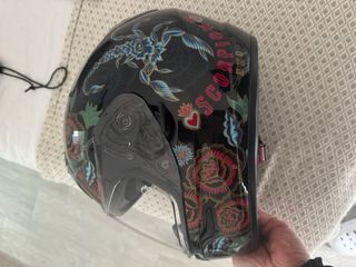Casco de moto Scorpion con diseño floral talla M