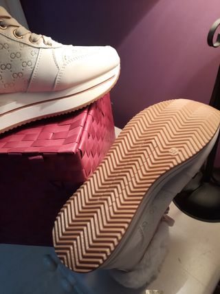 Zapatillas abotinadas con pelo blanco