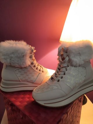 Zapatillas abotinadas con pelo blanco