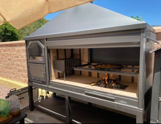 Barbecue in metallo a legna con porta e camini