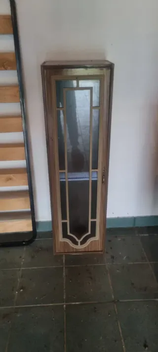 Mueble repisa de madera y cristal