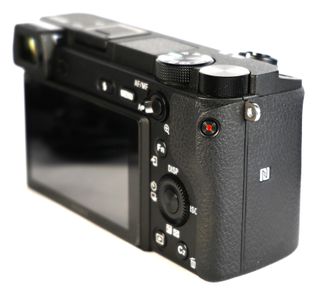 Sony a6300 + objetivo SELP1650