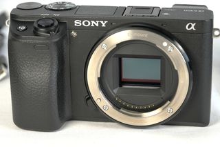 Sony a6300 + objetivo SELP1650