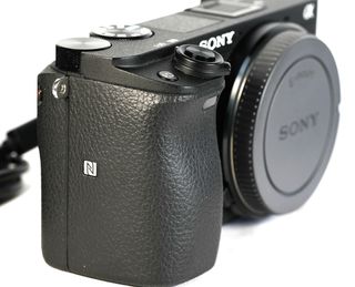 Sony a6300 + objetivo SELP1650