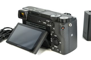 Sony a6300 + objetivo SELP1650