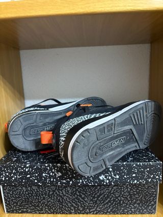 Zapatillas Jordan Negras y Naranjas Talla 42