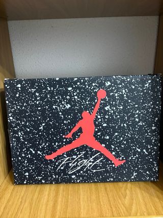 Zapatillas Jordan Negras y Naranjas Talla 42