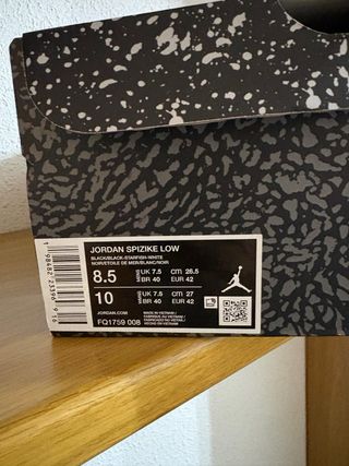 Zapatillas Jordan Negras y Naranjas Talla 42