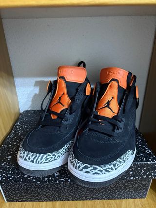 Zapatillas Jordan Negras y Naranjas Talla 42
