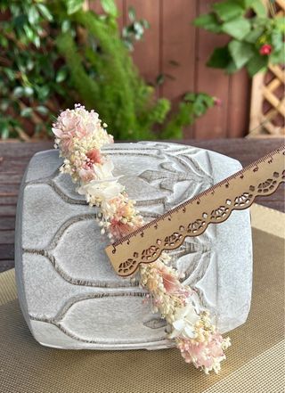 Corona de flores preservadas