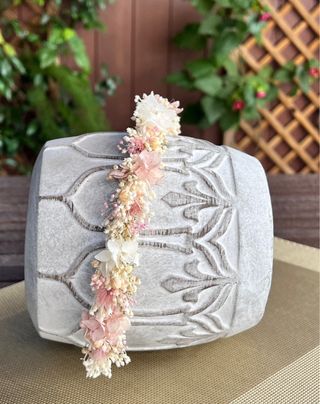 Corona de flores preservadas